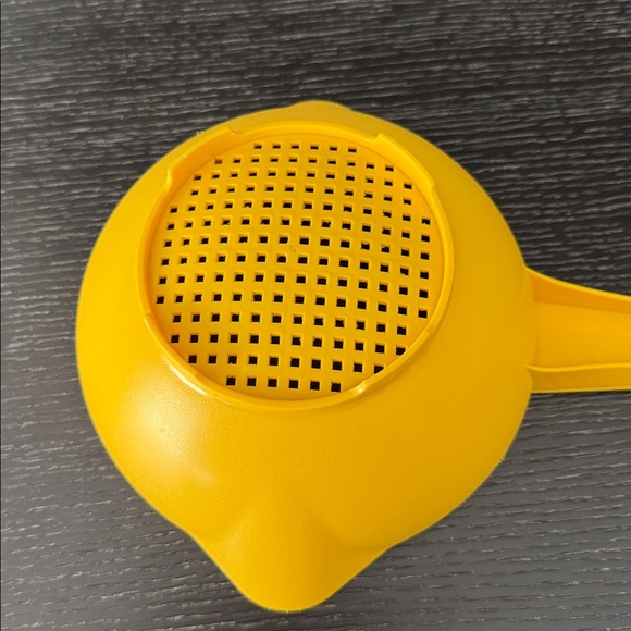 Tupperware Yellow Strainer with Handle - Picture 4 of 7